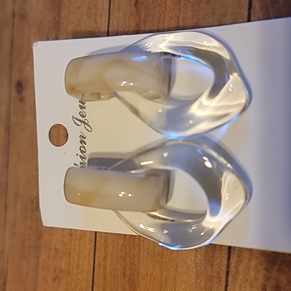 Hollow Drop Clear Earrings - Picture 8 of 9